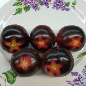 Томат Черная Клубника помидоры черного цвета на тарелке